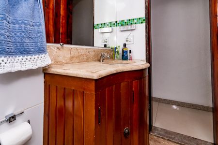 Casa à venda com 360m², 5 quartos e 2 vagas Casa à venda com 360m², 5 quartos e 2 vagasBanheiro Social