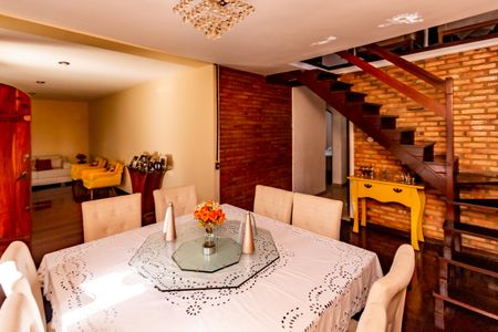 Casa à venda com 360m², 5 quartos e 2 vagas Casa à venda com 360m², 5 quartos e 2 vagasSala de Jantar