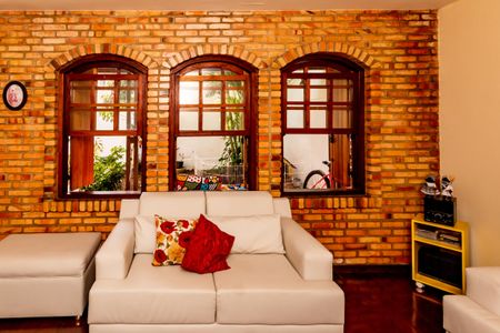 Casa à venda com 360m², 5 quartos e 2 vagas Casa à venda com 360m², 5 quartos e 2 vagasSala