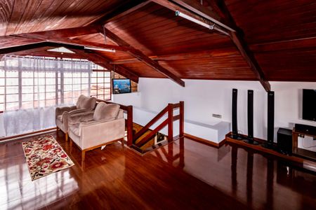 Casa à venda com 360m², 5 quartos e 2 vagas Casa à venda com 360m², 5 quartos e 2 vagasSótão