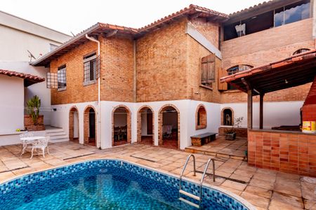 Casa à venda com 360m², 5 quartos e 2 vagas Casa à venda com 360m², 5 quartos e 2 vagasÁrea comum - Piscina