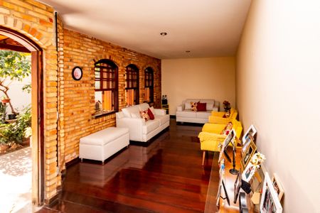 Casa à venda com 360m², 5 quartos e 2 vagasSala