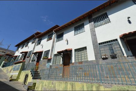 Casa de condomínio à venda com 70m², 3 quartos e 1 vaga Casa de condomínio à venda com 70m², 3 quartos e 1 vagaFachada