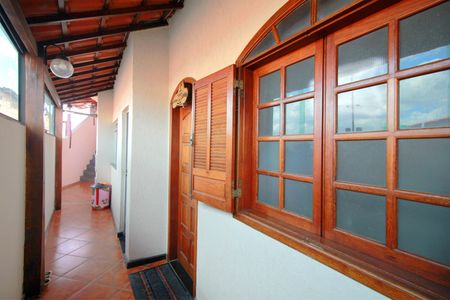 Casa à venda com 300m², 5 quartos e 2 vagasCorredor externo