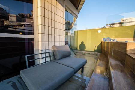 Apartamento à venda com 220m², 2 quartos e 2 vagas Apartamento à venda com 220m², 2 quartos e 2 vagasTerraço