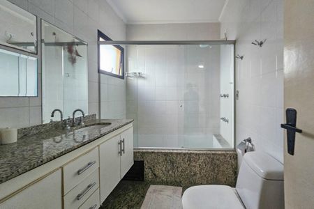 Apartamento para alugar com 314m², 3 quartos e 3 vagas Apartamento para alugar com 314m², 3 quartos e 3 vagasBanheiro da Suíte 1