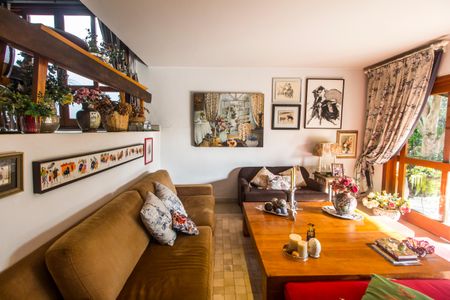 Casa de condomínio à venda com 320m², 4 quartos e 6 vagas Casa de condomínio à venda com 320m², 4 quartos e 6 vagasSala