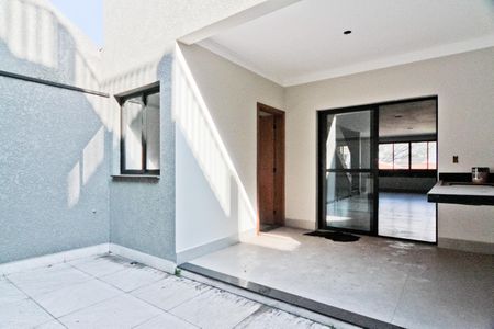 Casa à venda com 150m², 3 quartos e 3 vagas Casa à venda com 150m², 3 quartos e 3 vagasÁrea externa