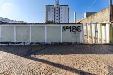 Casa à venda com 96m², 2 quartos e 10 vagas Casa à venda com 96m², 2 quartos e 10 vagasFachada