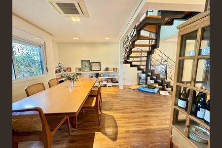 Casa à venda com 265m², 3 quartos e 2 vagas Casa à venda com 265m², 3 quartos e 2 vagasSala de Jantar