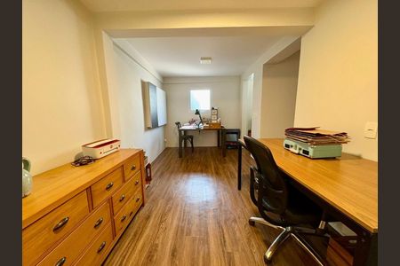 Casa à venda com 265m², 3 quartos e 2 vagas Casa à venda com 265m², 3 quartos e 2 vagasEscritorio