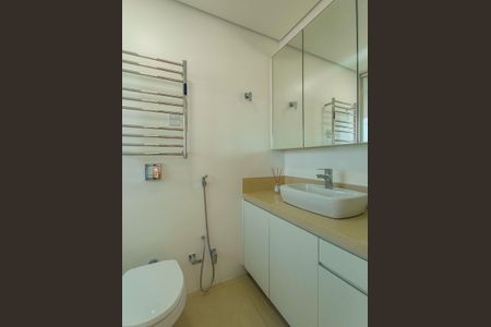 Casa de condomínio à venda com 196m², 3 quartos e 2 vagas Casa de condomínio à venda com 196m², 3 quartos e 2 vagasBanheiro da Suíte