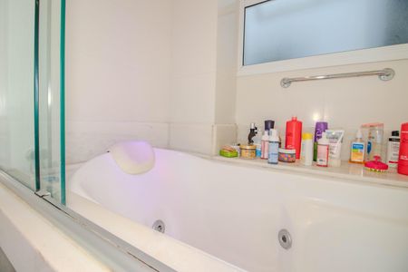 Apartamento à venda com 260m², 3 quartos e 2 vagas Apartamento à venda com 260m², 3 quartos e 2 vagasBanheiro da Suíte