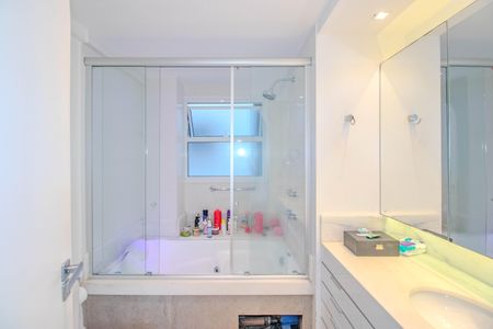 Apartamento à venda com 260m², 3 quartos e 2 vagas Apartamento à venda com 260m², 3 quartos e 2 vagasBanheiro da Suíte