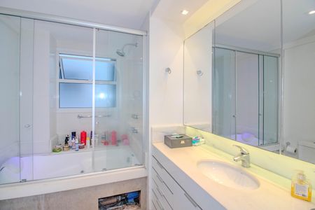 Apartamento à venda com 260m², 3 quartos e 2 vagas Apartamento à venda com 260m², 3 quartos e 2 vagasBanheiro da Suíte