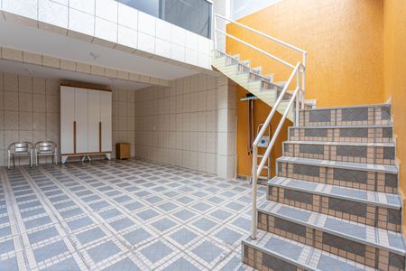 Casa para alugar com 125m², 2 quartos e 1 vaga Casa para alugar com 125m², 2 quartos e 1 vagaEscada para área de serviço