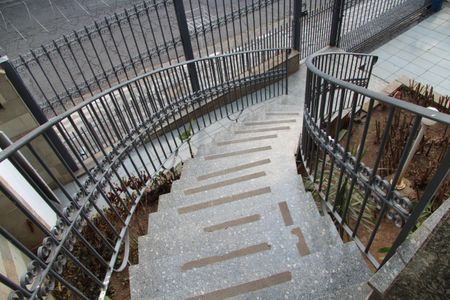 Casa à venda com 585m², 5 quartos e 6 vagasEscada