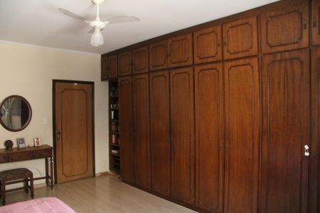 Casa à venda com 585m², 5 quartos e 6 vagasSuíte 1