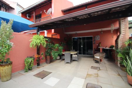 Casa à venda com 96m², 3 quartos e 2 vagasFrente