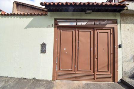 Casa à venda com 350m², 3 quartos e 2 vagas Casa à venda com 350m², 3 quartos e 2 vagasFachada