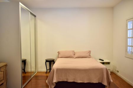 Casa à venda com 350m², 3 quartos e 2 vagas Casa à venda com 350m², 3 quartos e 2 vagasSuíte