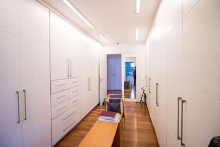 Apartamento à venda com 575m², 4 quartos e 4 vagas Apartamento à venda com 575m², 4 quartos e 4 vagasCloset do quarto 3