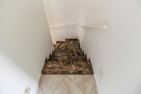 Casa de condomínio à venda com 180m², 3 quartos e 2 vagasEscada