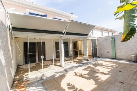 Casa de condomínio à venda com 180m², 3 quartos e 2 vagasQuintal