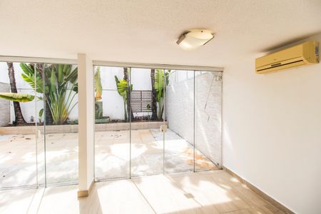 Casa de condomínio à venda com 180m², 3 quartos e 2 vagasVista da Sala