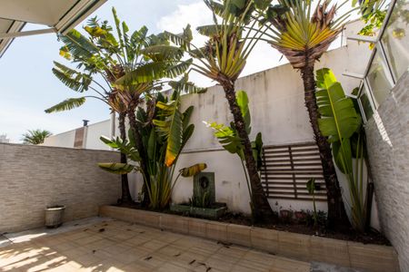 Casa de condomínio à venda com 180m², 3 quartos e 2 vagasQuintal