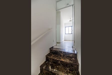 Casa de condomínio à venda com 180m², 3 quartos e 2 vagasEscada