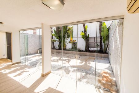 Casa de condomínio à venda com 180m², 3 quartos e 2 vagasVaranda