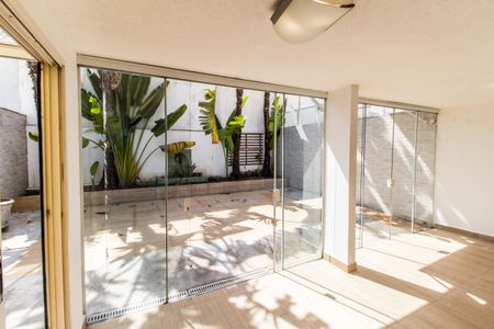 Casa de condomínio à venda com 180m², 3 quartos e 2 vagasVaranda