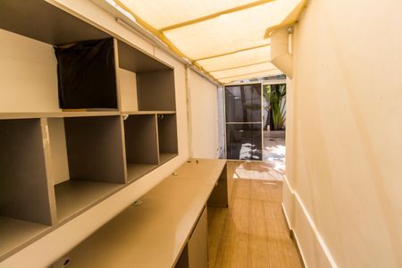 Casa de condomínio à venda com 180m², 3 quartos e 2 vagasEscritório