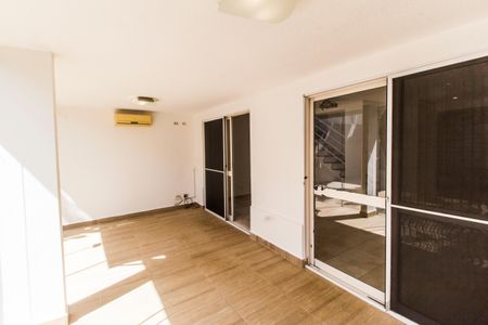 Casa de condomínio à venda com 180m², 3 quartos e 2 vagasVaranda