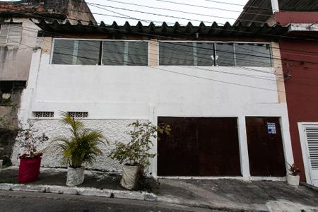 Casa à venda com 210m², 2 quartos e 2 vagas Casa à venda com 210m², 2 quartos e 2 vagasFachada