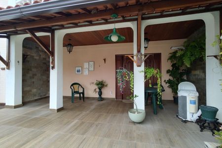 Casa de condomínio à venda com 299m², 4 quartos e 3 vagasVaranda