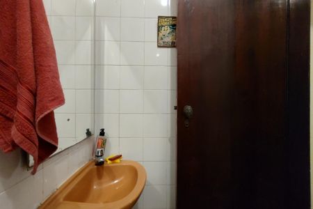 Casa de condomínio à venda com 299m², 4 quartos e 3 vagasBanheiro de serviço