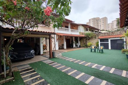 Casa de condomínio à venda com 299m², 4 quartos e 3 vagasQuintal