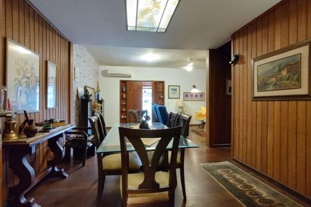 Casa de condomínio à venda com 299m², 4 quartos e 3 vagasSala