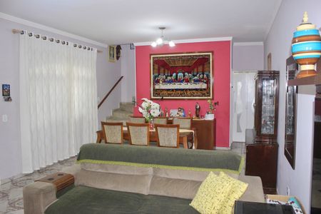 Casa à venda com 185m², 3 quartos e 2 vagasSala