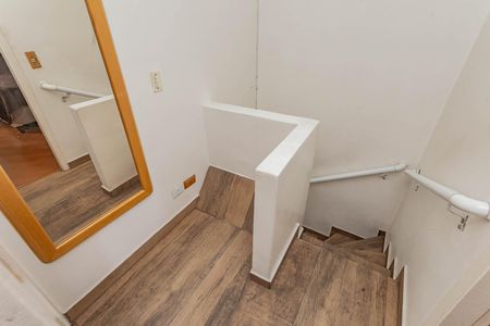 Casa de condomínio à venda com 62m², 2 quartos e 1 vagaEscada