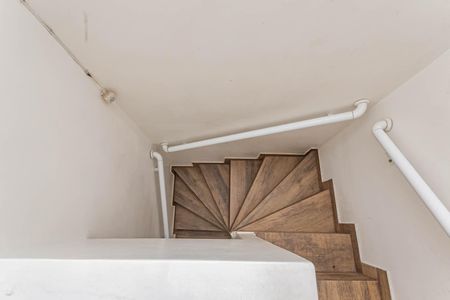 Casa de condomínio à venda com 62m², 2 quartos e 1 vagaEscada