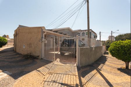 Casa à venda com 180m², 2 quartos e 3 vagasFachada