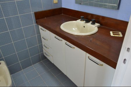 Casa de condomínio à venda com 478m², 6 quartos e 3 vagas Casa de condomínio à venda com 478m², 6 quartos e 3 vagasBanheiro da Suíte 2
