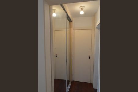 Casa de condomínio à venda com 478m², 6 quartos e 3 vagas Casa de condomínio à venda com 478m², 6 quartos e 3 vagasCorredor