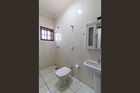 Casa à venda com 355m², 4 quartos e 5 vagasBanheiro da Suíte 2