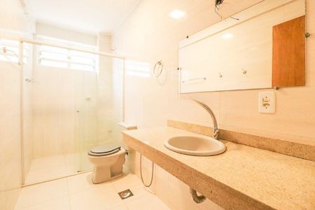 Banheiro de apartamento para alugar com 3 quartos, 89m² em Rio Branco, Porto Alegre