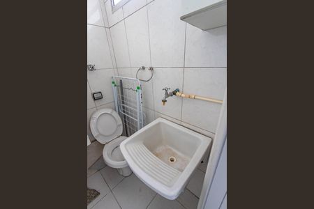 Apartamento à venda com 67m², 3 quartos e 1 vaga Apartamento à venda com 67m², 3 quartos e 1 vagaBanheiro da área de serviço