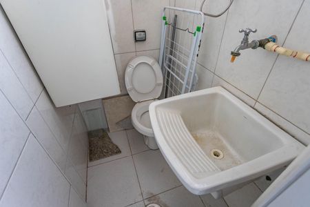 Apartamento à venda com 67m², 3 quartos e 1 vaga Apartamento à venda com 67m², 3 quartos e 1 vagaBanheiro da área de serviço